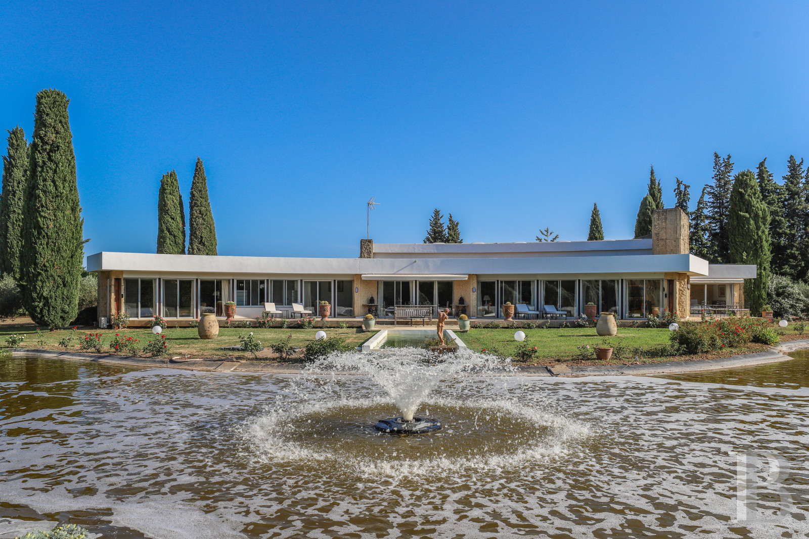 A villa designed and built by a Modernist architect in the heart of an arboreal estate close to Nîmes - photo  n°5